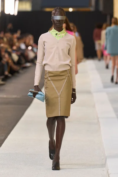 Look 16